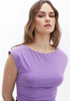 Büzgülü Tişört ve Mom-Fit Pantolon Kombini