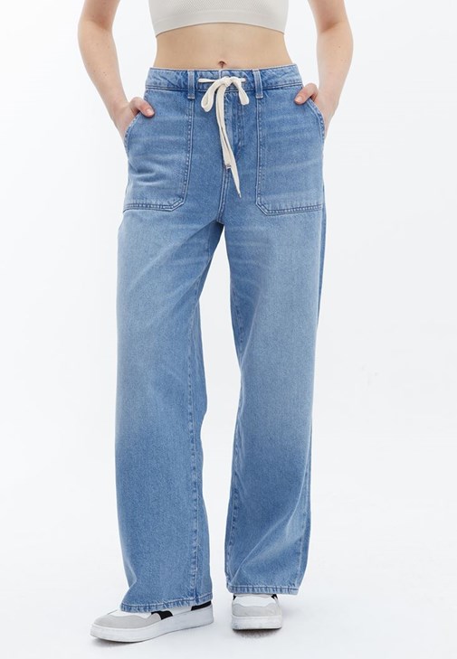 Barrel-Fit Pantolon ve Crop Atlet Kombini