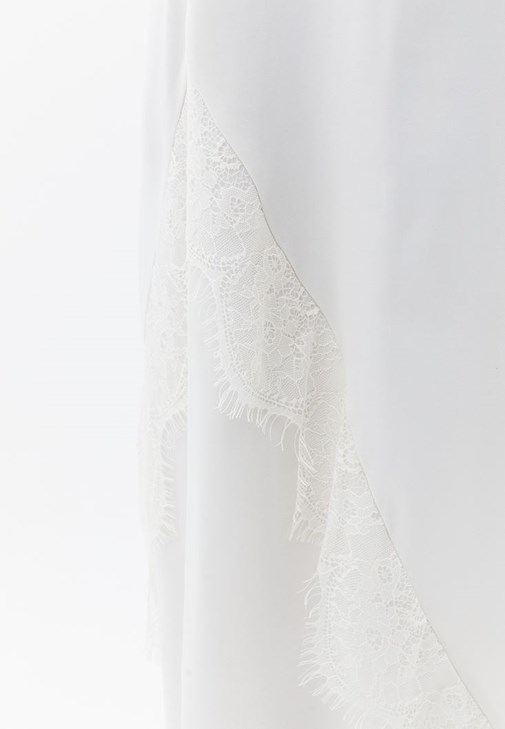 Düğmeli Hırka ve Saten Etek Kombini