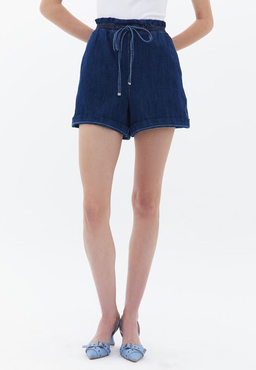 Denim Şort ve Sıfır Yaka Tişört Kombini