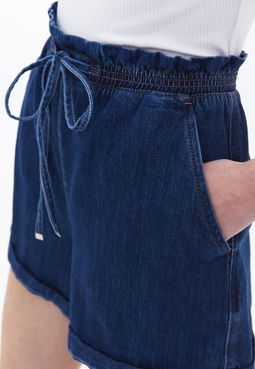 Denim Şort ve Sıfır Yaka Tişört Kombini