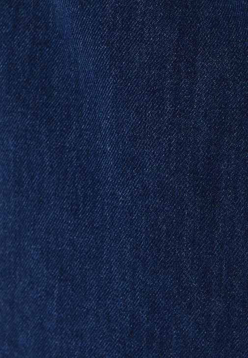 Denim Şort ve Sıfır Yaka Tişört Kombini