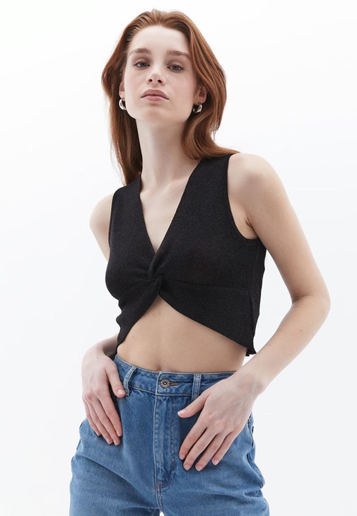 Burgu Detaylı Crop Top ve Pantolon Kombini