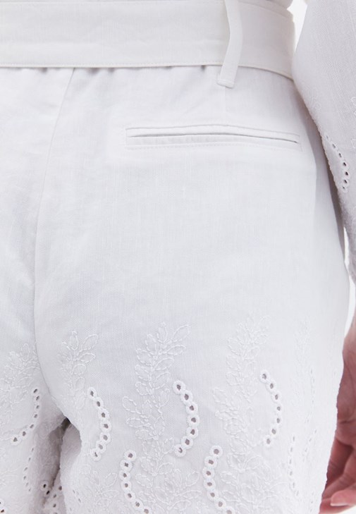 Nakışlı Gömlek ve Şort Kombini