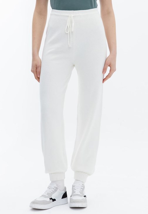 Jogger Pantolon ve Fermuarlı Hırka Kombini