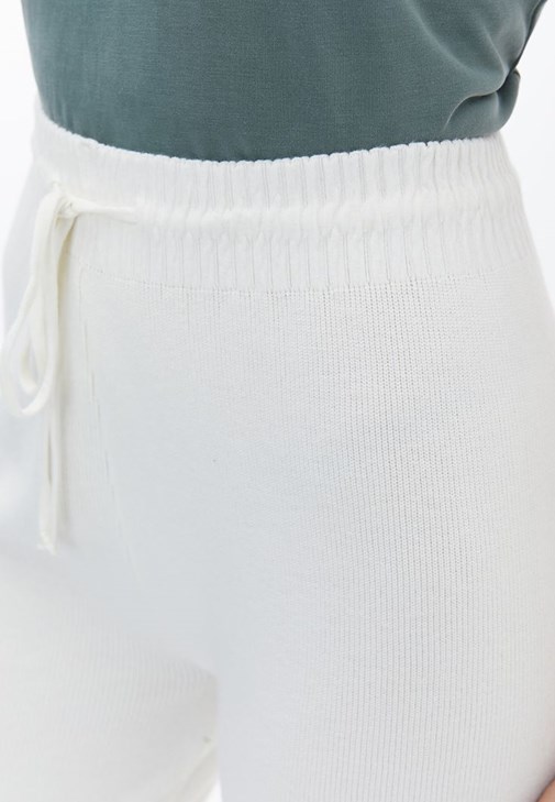 Jogger Pantolon ve Fermuarlı Hırka Kombini