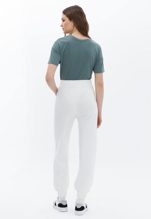 Jogger Pantolon ve Fermuarlı Hırka Kombini