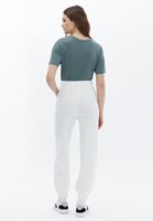 Jogger Pantolon ve Fermuarlı Hırka Kombini