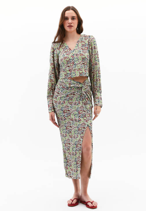 Yırtmaçlı Etek ve Kovboy Bot Kombini