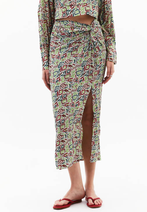 Yırtmaçlı Etek ve Kovboy Bot Kombini