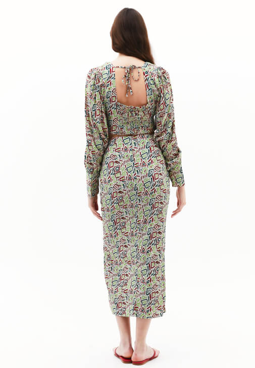 Yırtmaçlı Etek ve Kovboy Bot Kombini