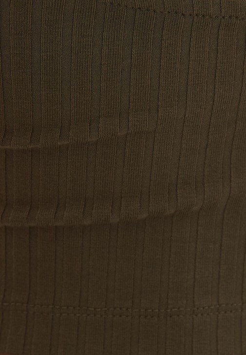 Sırt Dekolteli Tişört ve Pantolon Kombini