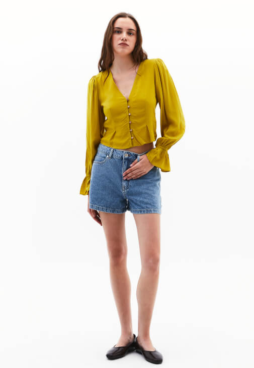 Düğmeli Crop Bluz ve Şort Kombini