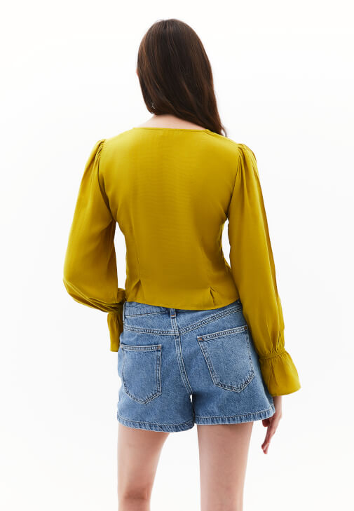 Düğmeli Crop Bluz ve Şort Kombini