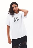 Boyfriend Tişört ve Dantel Etek Kombini