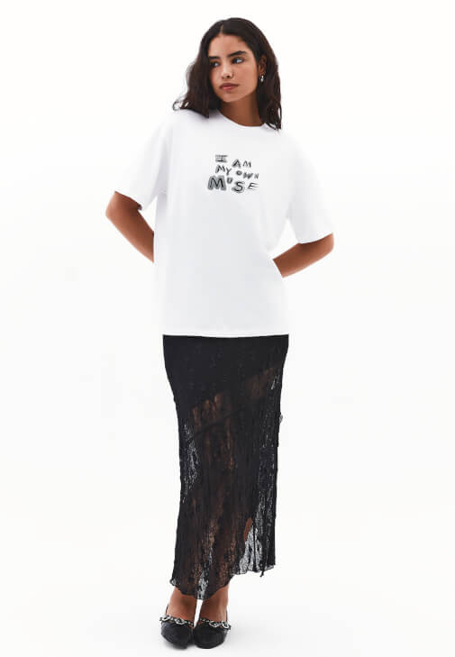 Boyfriend Tişört ve Dantel Etek Kombini