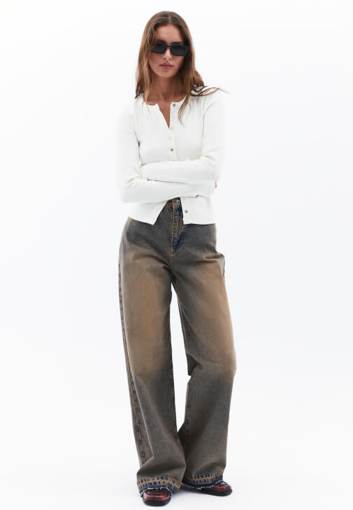 Düğme Detaylı Tişört ve Denim Pantolon Kombini