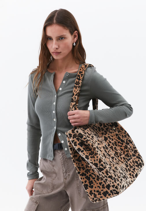 Düğme Detaylı Tişört ve Kargo Pantolon Kombini