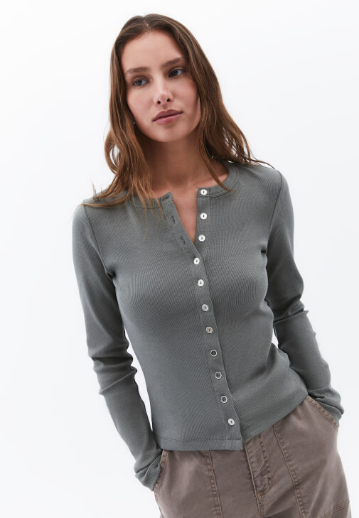 Düğme Detaylı Tişört ve Kargo Pantolon Kombini