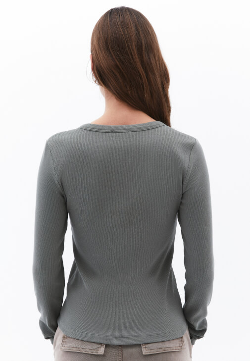 Düğme Detaylı Tişört ve Kargo Pantolon Kombini