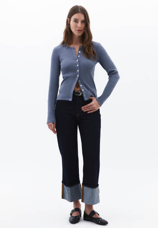 Düğme Detaylı Tişört ve Boyfriend Pantolon Kombini