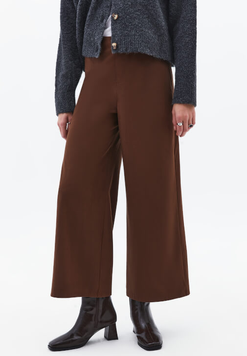 Süet Pantolon ve Yün Karışımlı Hırka Kombini