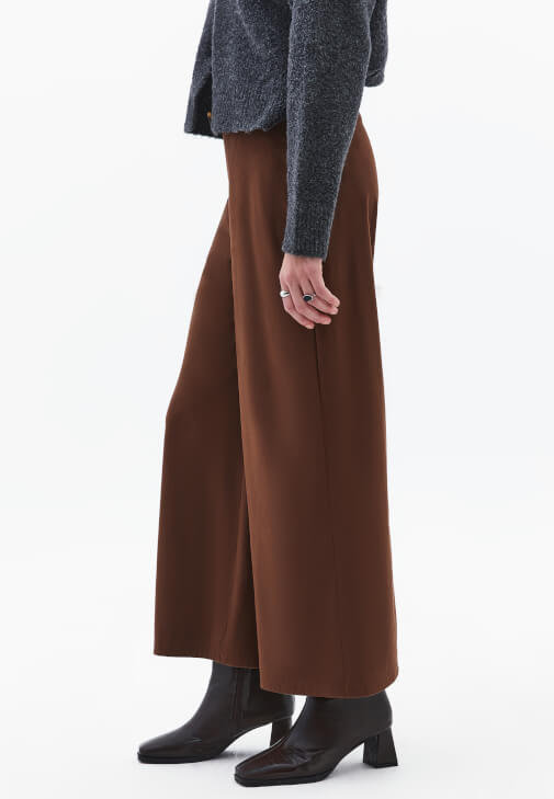 Süet Pantolon ve Yün Karışımlı Hırka Kombini