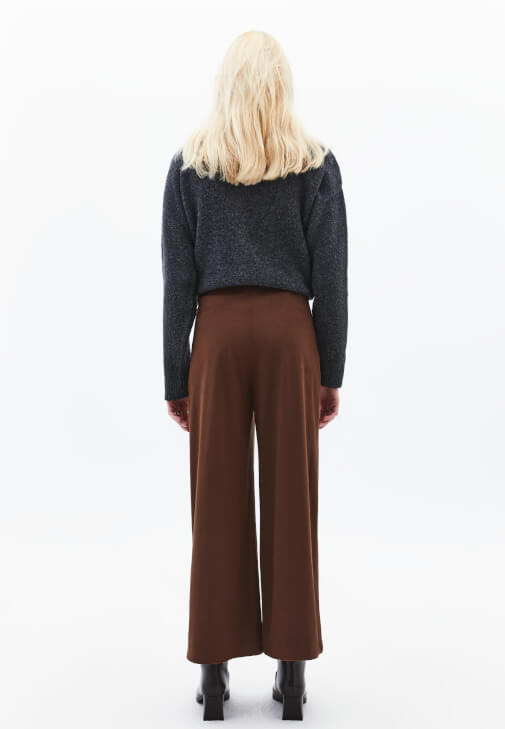 Süet Pantolon ve Yün Karışımlı Hırka Kombini