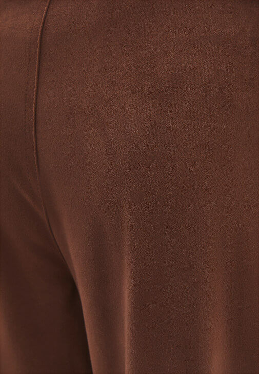 Süet Pantolon ve Yün Karışımlı Hırka Kombini