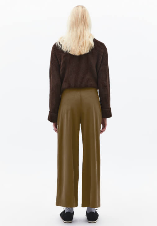 Süet Pantolon ve Yün Karışımlı Kazak Kombini
