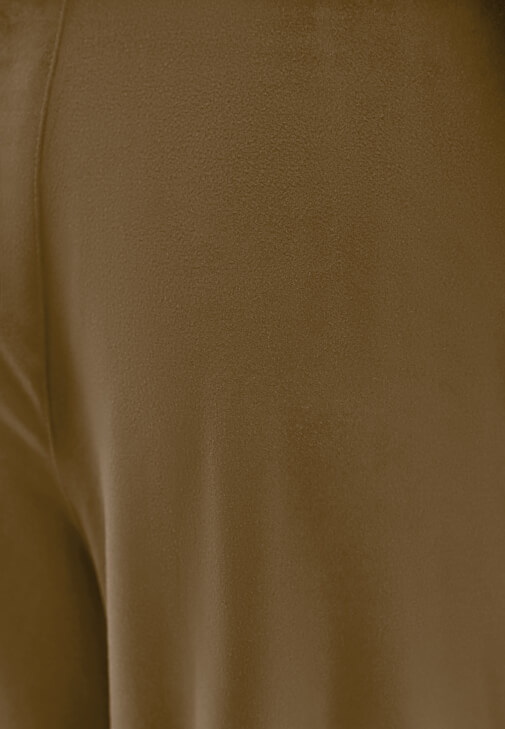 Süet Pantolon ve Yün Karışımlı Kazak Kombini