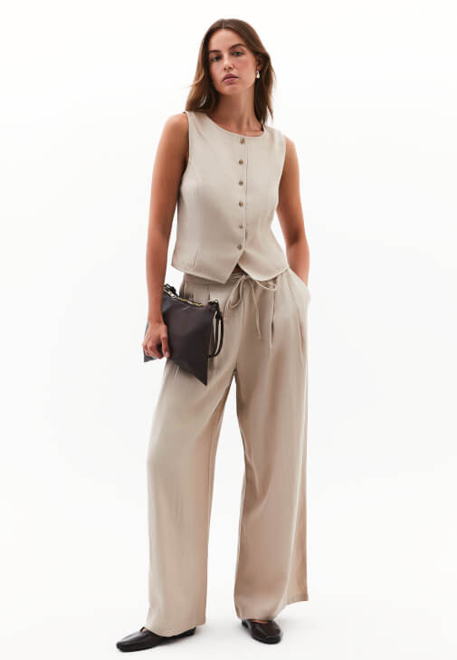 Düğmeli Yelek ve Bol Paça Pantolon Kombini