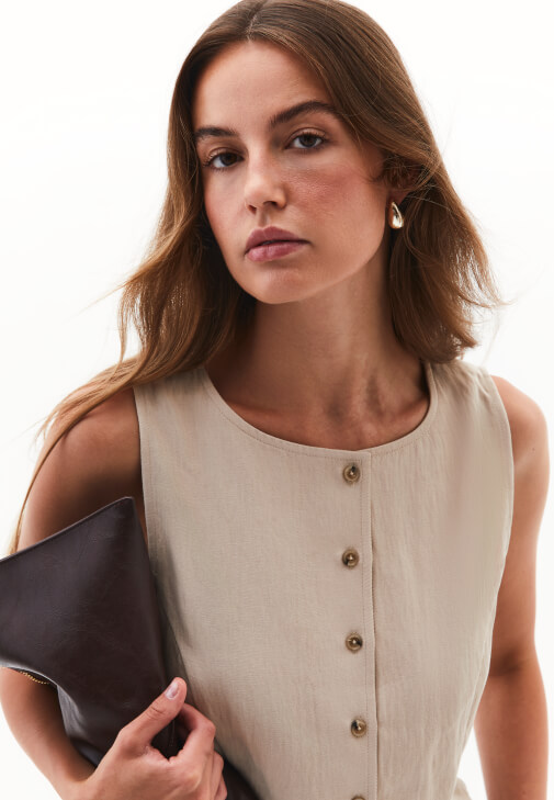 Düğmeli Yelek ve Bol Paça Pantolon Kombini