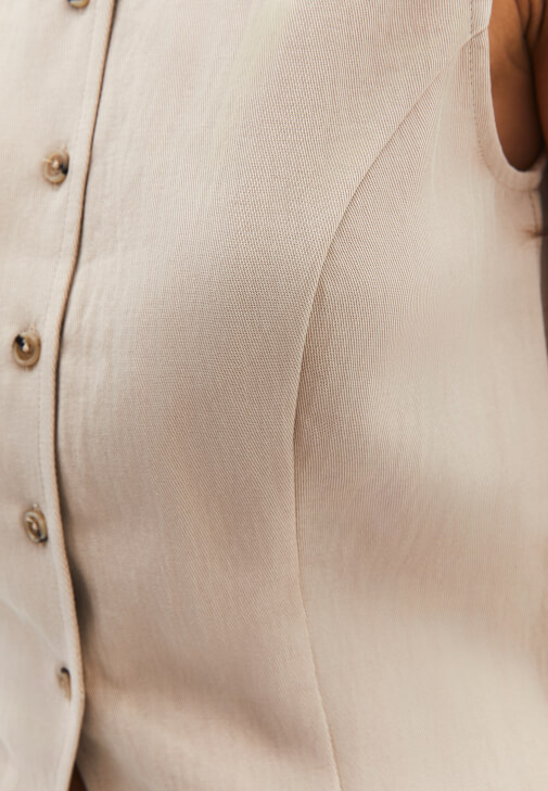 Düğmeli Yelek ve Bol Paça Pantolon Kombini