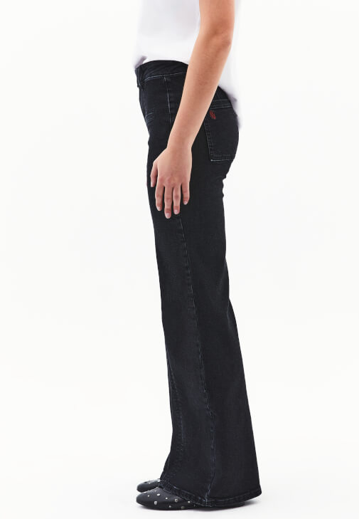 Flare Denim ve Tişört Kombini