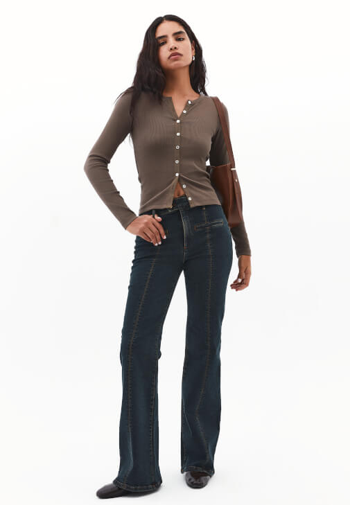 Flare Denim Pantolon ve Çıtçıtlı Atlet Kombini 