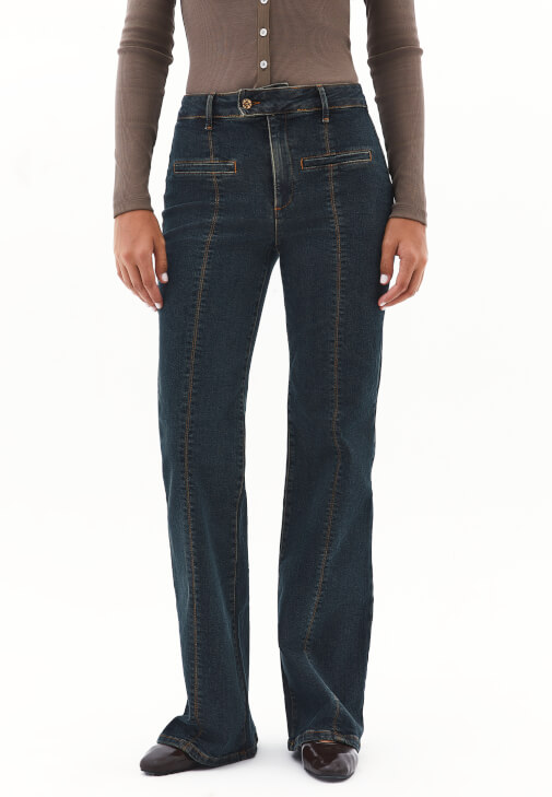 Flare Denim Pantolon ve Çıtçıtlı Atlet Kombini 