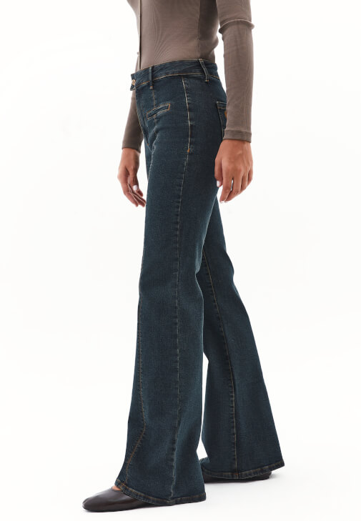 Flare Denim Pantolon ve Çıtçıtlı Atlet Kombini 