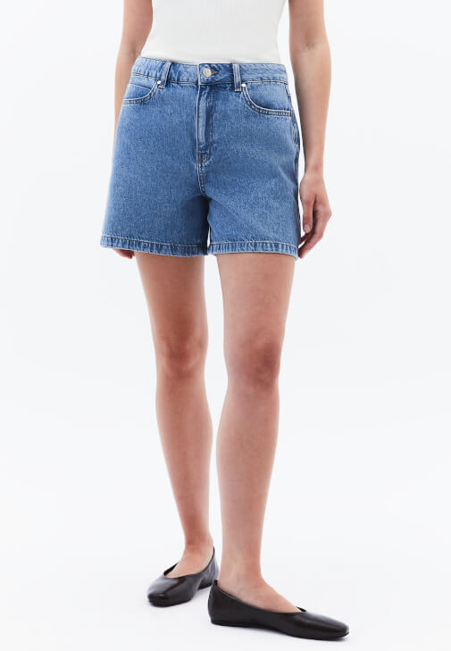 Yüksek Bel Şort ve Halter Yaka Atlet Kombini