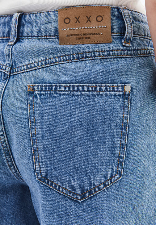 Yüksek Bel Şort ve Halter Yaka Atlet Kombini