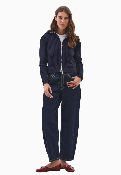 Fermuarlı Hırka ve Barrel-Fit Denim Kombini