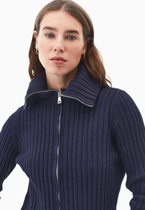 Fermuarlı Hırka ve Barrel-Fit Denim Kombini