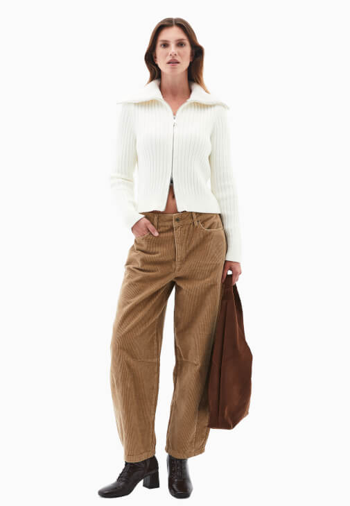  Fermuarlı Hırka ve Kadife Pantolon Kombini