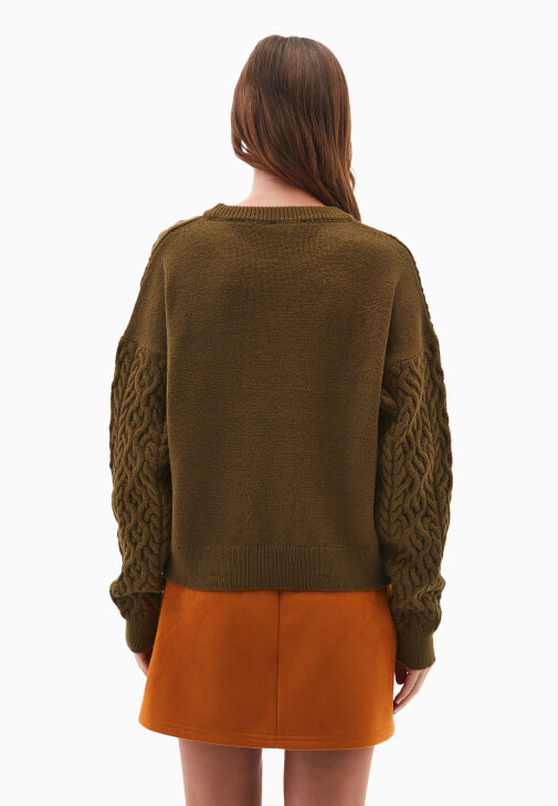 Örgü Kazak ve Süet Etek Kombini