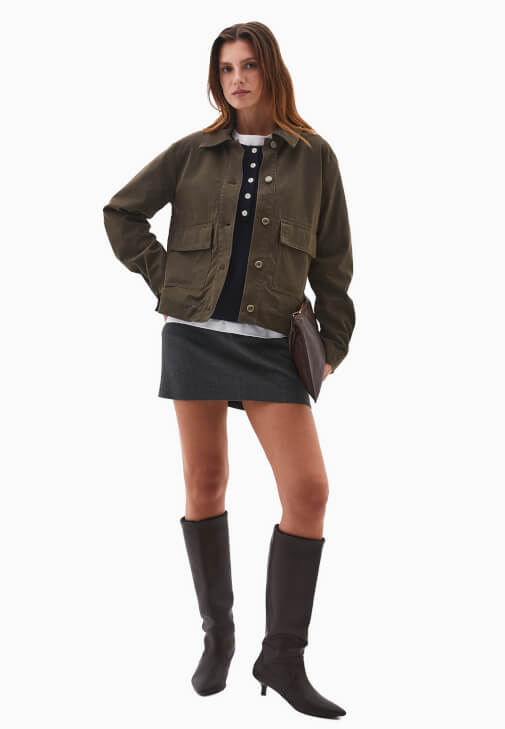  Triko Kazak ve Çizgili Etek Kombini