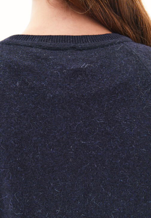 Triko Kazak ve Çizgili Etek Kombini