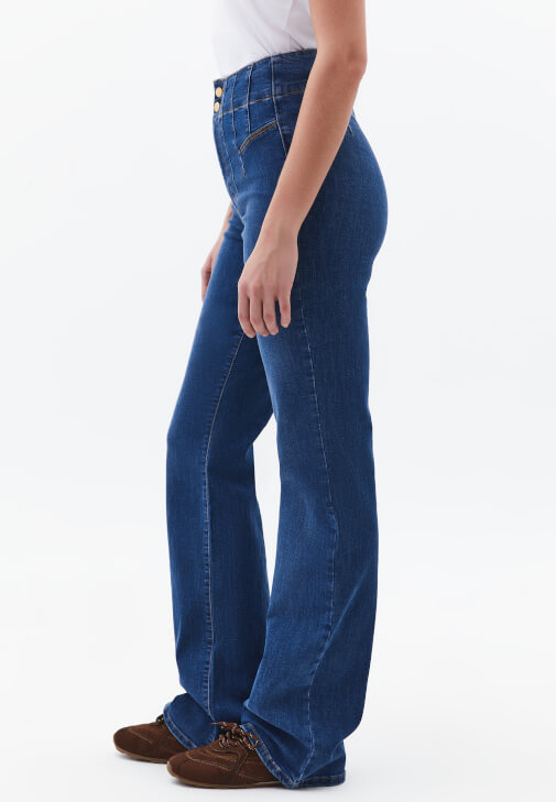 Bootcut Pantolon ve Denim Ceket Kombini