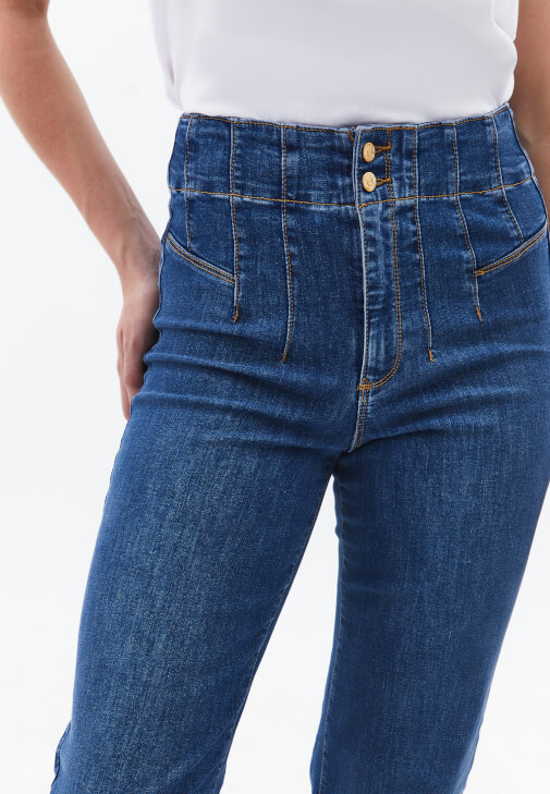 Bootcut Pantolon ve Denim Ceket Kombini