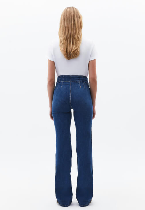 Bootcut Pantolon ve Denim Ceket Kombini