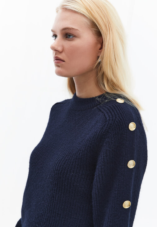 Düğmeli Kazak ve Barrel-Fit Pantolon Kombini